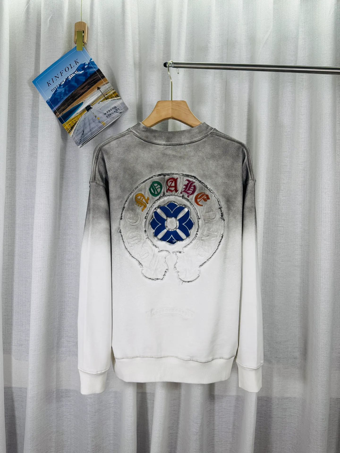 P270 top version, real shot without P, ​​different from market currency) 𝗖𝗵𝗿𝗼𝗺𝗲 𝗛𝗲𝗮𝗿𝘁𝘀/Cro Heart 2025 washed patch embroidery autumn and winter new original single counter American laser burnt 3D three-dimensional color embroidered couple casual sweatshirt 👑The highest version! Customized fabric 430g tripe terry fabric! American acid-washed and distressed original fabric laser burnt ✟appliqué embroidery and exquisite embroidery of letters! The best-selling model in the counter, very comfortable to wear. Accessories: original molded and authenticated collar label➕100% silk wash label. Genuine purchase-grade original hangtag➕matching hanging rope➕3D hanging beads➕original packaging bag. Craftsmanship: The original version has consistent wiring! The highest version of the armhole matching technique! Color: White Black Size: S M L XL Style No.: 9324
